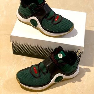 Li Ning WOW 6 Way of Wade 6 Xmas size 8.5. Limited Edition.
